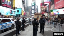 Polisi New York melakukan pengamanan di kawasan Times Square, Manhattan, New York.