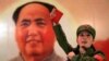 一个打扮成红卫兵的中国人手持“小红书”（毛主席语录），在北京一家名为“红色经典”的餐厅中毛主席像前表演（资料照片）