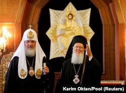 2009 yılında bir araya gelen Rus Ortodoks Patriği Kirill ve Fener Rum Patriği Barthalomeos