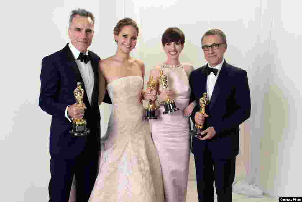 Daniel Day-Lewis, Jennifer Lawrence, Anne Hathaway i Christoph Waltz sa oskarima za najbolje glavne, odnosno sporedne uloge. (Photo: Todd Wawrychuk / &copy;A.M.P.A.S.)