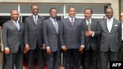 De gauche à droite, les Présidents Ali Bongo Ondimba du Gabon, Idriss Deby du Tchad, Theodoro Obiang Nguema de Guinée équatoriale, Denis Sassou Nguesso du Congo, Paul Biya du Cameroun, François Bozize de République centrafricaine posent pour une photo de 