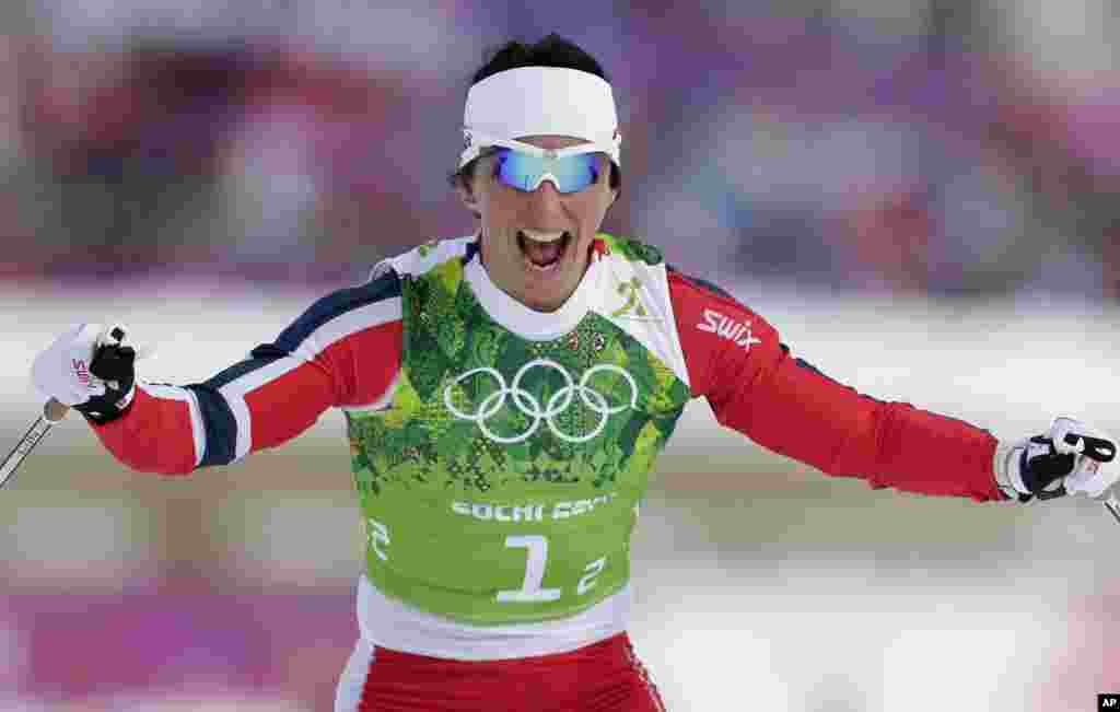 19일 여성 크로스컨트리 스트린트 경기에서 금메달을 차지해 소치 동계올림픽 2관왕에 성공한 노르웨이의 마리트 뵈르겐 선수가 환호하고 있다.