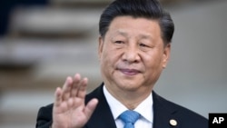ប្រធានាធិបតី​ចិន Xi Jinping ​លើក​ដៃ​ទៅ​កាន់​ប្រព័ន្ធ​ផ្សព្វផ្សាយ​មុន​ពេល​ប្រជុំ​កំពូល​នៃ​ប្រទេស​ដែល​មាន​សេដ្ឋកិច្ច​ងើប​ឡើងចំនួន៥ (BRICS) នៅ​ប្រទេស​ប្រេស៊ីល កាល​ពី​ថ្ងៃ​ទី​១៤ វិច្ឆិកា ២០១៩។