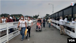 Venezolanos cruzan cada día a Colombia en busca de alimentos y otros productos básicos. (Foto: Hugo Echaverry)