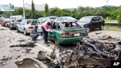 A wan nan hoto baraguzan motoci da harin boma bomai da kungiyar MEND ta kai a Abuja ranar jumma'a,kusa da inda aka yi pareti ranar samun 'yanci.