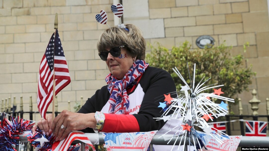 Donna Werner asal AS, yang merupakan fans sejati Keluarga Kerajaan Inggris, menyusun bendera dan hiasan di sekitar tempat yang telah ia pilih di luar Istana Windsor di mana ia dapat menyaksikan prosesi kerajaan yang membawa Pangeran Harry dan Meghan Markle.
