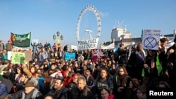 Environmental campaigners from the direct action group Rebellion demonstrate on Westminster Bridge in central London, Britain, November 17, 2018. 