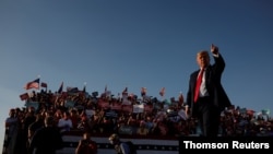El presidente de los Estados Unidos, Donald Trump, asiste a un evento de campaña en el Aeropuerto Internacional de Tucson