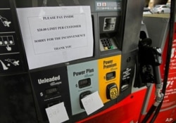 Una estación de gasolina coloca letreros que dicen que se ha quedado sin combustible sin plomo y tiene un límite de $ 20 en súper, luego de un ataque de ransomware en Colonial Pipeline, en una gasolinera en Atlanta, el 11 de mayo de 2021.