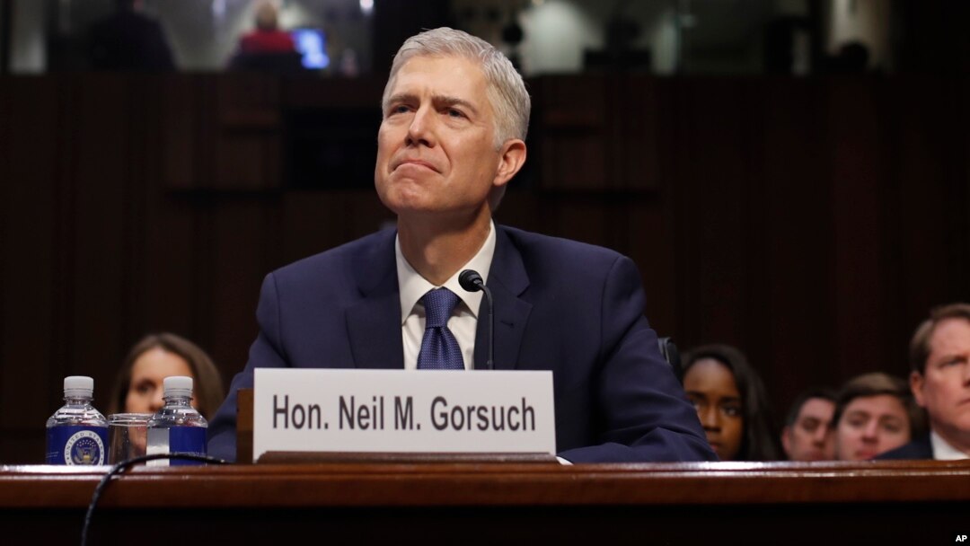 Hakim Neil Gorsuch memberikan kesaksian dalam sidang konfirmasinya di depan panel Senat AS, Senin (20/3). 