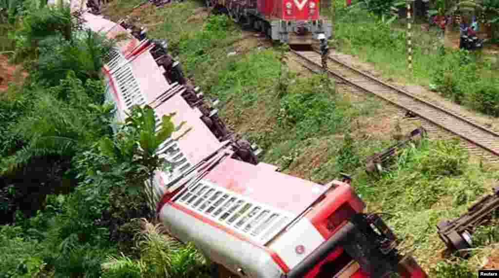 Plusieurs wagons d&rsquo;un train reliant Yaoundé et Douala ont déraillé près de la gare Eseka, près de Douala, 21 octobre 2016. .