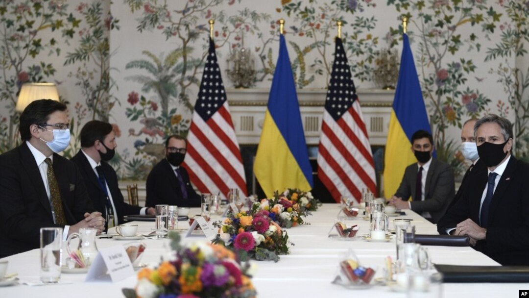 Američki državni sekretar Entoni Blinken (D) na sastanku sa ukrajinskim šefom diplomatije Dmitrom Kulebom u Briselu ( Foto: Johanna Geron, Pool via AP)