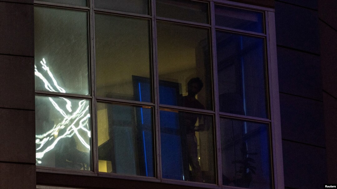 ARCHIVO - El logo "X" se ve reflejado en la ventana de un apartamento frente a la sede de la plataforma de mensajería X, antes conocida como Twitter, en el centro de San Francisco, California, EEUU, el 30 de julio de 2023. 