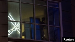 ARCHIVO - El logo "X" se ve reflejado en la ventana de un apartamento frente a la sede de la plataforma de mensajería X, antes conocida como Twitter, en el centro de San Francisco, California, EEUU, el 30 de julio de 2023. 