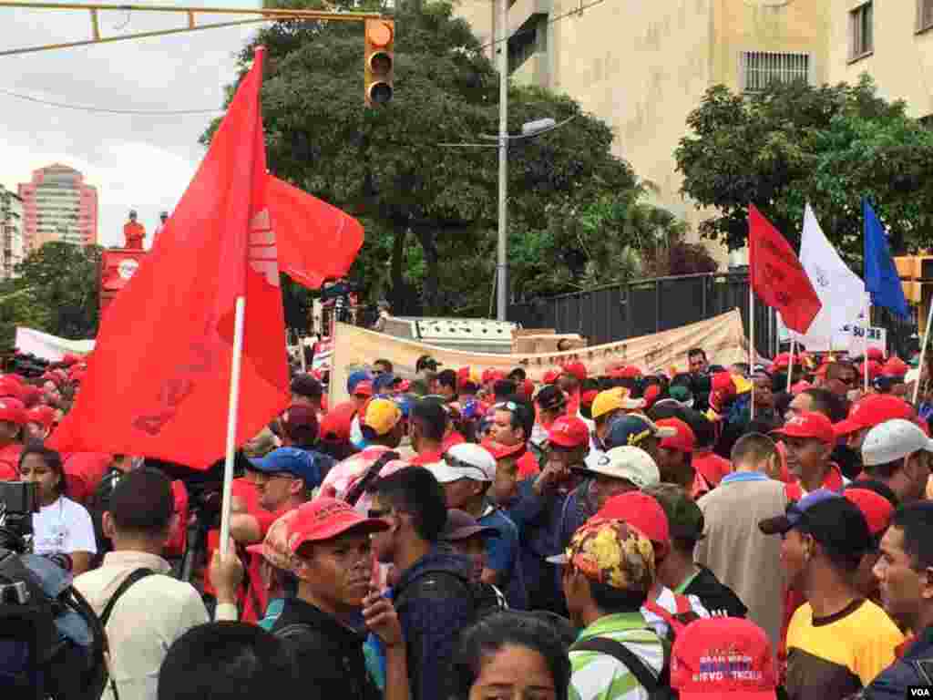 Partidarios del gobierno de Nicolás Maduro y del chavismo se reúnen para marchar en el Día Internacional del Trabajo. Foto: Álvaro Algarra/VOA