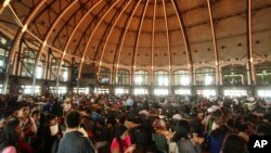 ARCHIVO: Inmigrantes indocumentados llenan los formularios de solicitud para el programa de Acción Diferida para los Llegados en la Infancia (DACA), en el Navy Pier en Chicago. 15 de agosto de 2012.