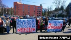 Članovi neformalnih grupa građana "Pravda za Davida" održali su protest ispred Okružnog javnog tužilaštva u Banjoj Luci, tražeći da Tužilaštvo BiH preuzme slučaj Davida Dragičevića, mart 2021.