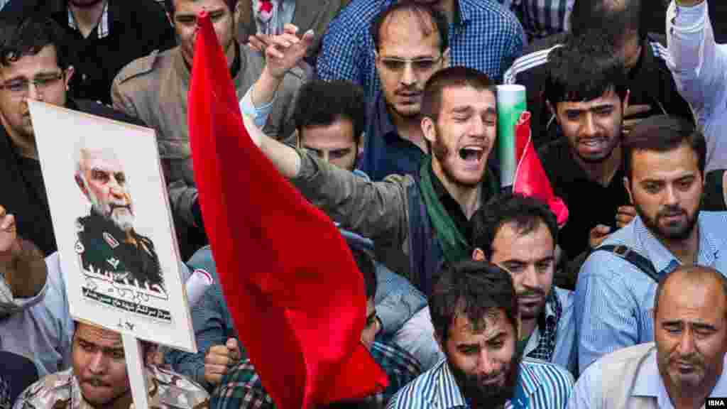 مراسم تشییع جنازه سرتیپ حسین همدانی روز یکشنبه در تهران برگزار شد. آقای همدانی فرمانده سپاه پاسداران بود که به گفته این نهاد نظامی در شمال غرب سوریه توسط داعش به قتل رسید. پیش از این برخی کشورها، آقای همدانی را به خاطر نقش داشتن در سرکوب معترضان سال 88، در لیست تحریم های بین المللی قرار داده بودند. عکس: مهدی قاسمی، ایسنا