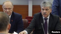 Pavel Grudinin (kanan), kandidat dari Partai Komunis Rusia menyerahkan pendaftaran sebagai Capres dalam Pilpres 2018, di Moskow, Kamis (28/12). 