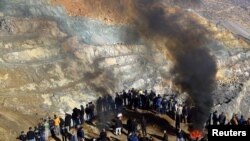 Keluarga dan rekan pekerja tambang mengawasi regu penyelamat saat melakukan operasi penyelamatan korban lonsor dekat kota Siirt, Turki, 18 November 2016 (REUTERS/Sertac Kayar).