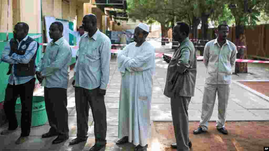 Des électeurs font la queue devant un bureau de vote au premier jour des élections présidentielle et législatives, à Khartoum, au Soudan, le 13 avril 2015.