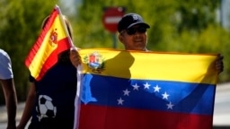 ARCHIVO - Partidarios del excandidato presidencial opositor de Venezuela, Edmundo González, se reúnen frente a la Base Aérea de Torrejón en Madrid, España, el 8 de septiembre de 2024 a esperar su llegada. 