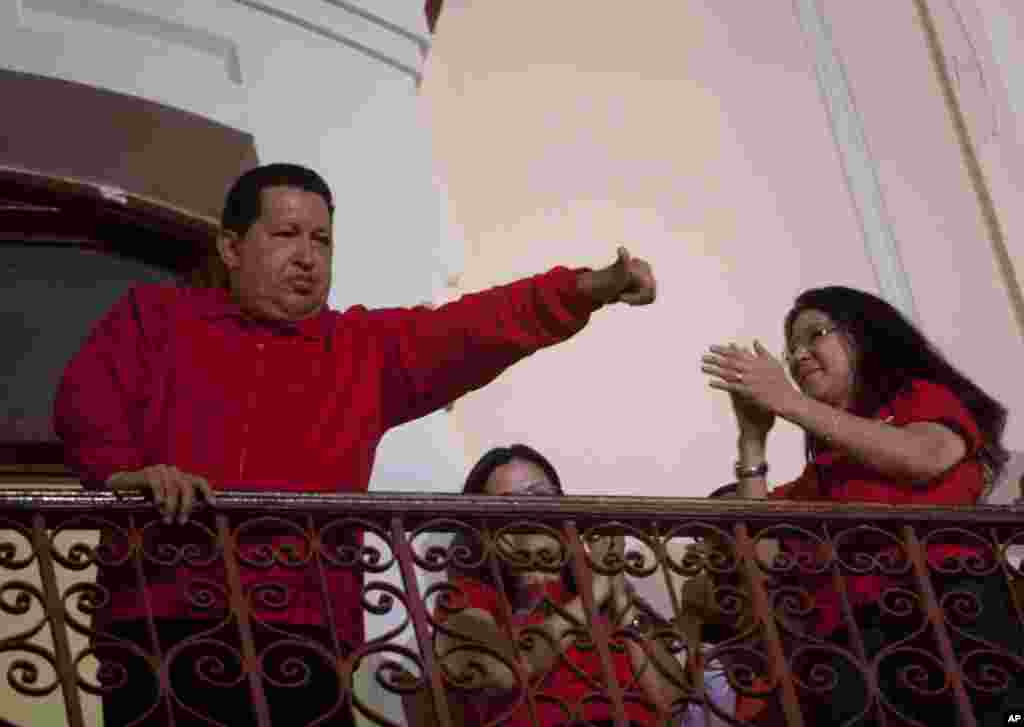 ປະທານາທິບໍດີ Venezuela ທ່ານ Hugo Chavez&nbsp; ຍົກມືໃຫ້ບັນດາຜູ້ສະໜັບສະໜຸນທ່ານ ຢູ່ລະບຽງ ທໍານຽບປະທານາທິບໍດີ, ປາສາດ Miraflores, ທີ່ນະຄອນຫລວງ Caracas, ວັນທີ 7 ຕຸລາ 2012.