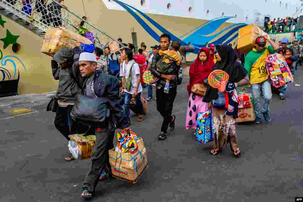 Para pemudik tiba di pelabuhan Tanjung Perak, Surabaya, menjelang Idul Fitri, 31 Mei 2019. (Foto: AFP)