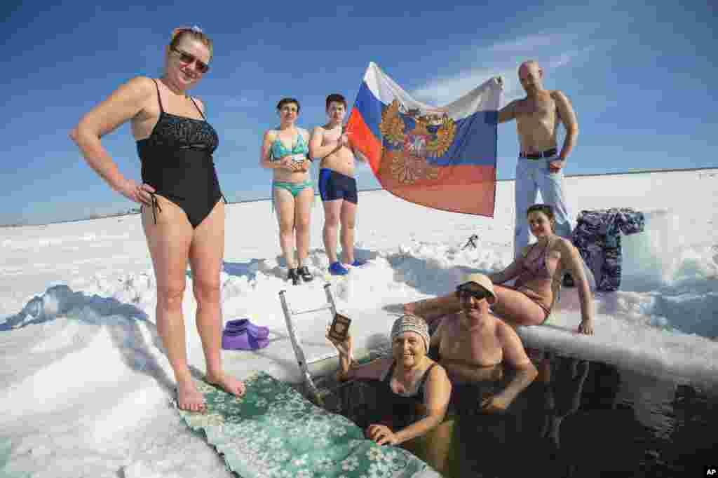 Российские "моржи" организовали в Новосибирске заплыв в честь президентских выборов 