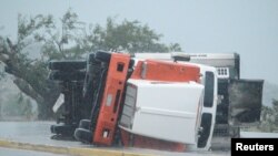 Un camión volcado en una carretera después del paso del huracán Roslyn por la costa del Pacífico mexicano en Tecuala, estado de Nayarit, el 23 de octubre de 2022.