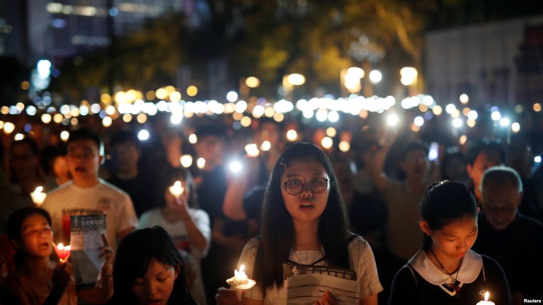 2019年6月4日数以千计的香港人在维多利亚公园举行纪念六四烛光晚会。