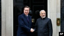 Thủ tướng Anh David Cameron (trái) nghênh đón Thủ tướng Ấn Độ Narendra Modi tại London ngày 12/11/2015.