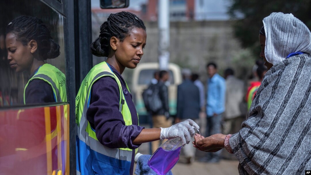 Umwitangira bushake atanga umuti wo gukaraba intoke ku ngenzi mu ntumbero zo kwirinda COVID-19