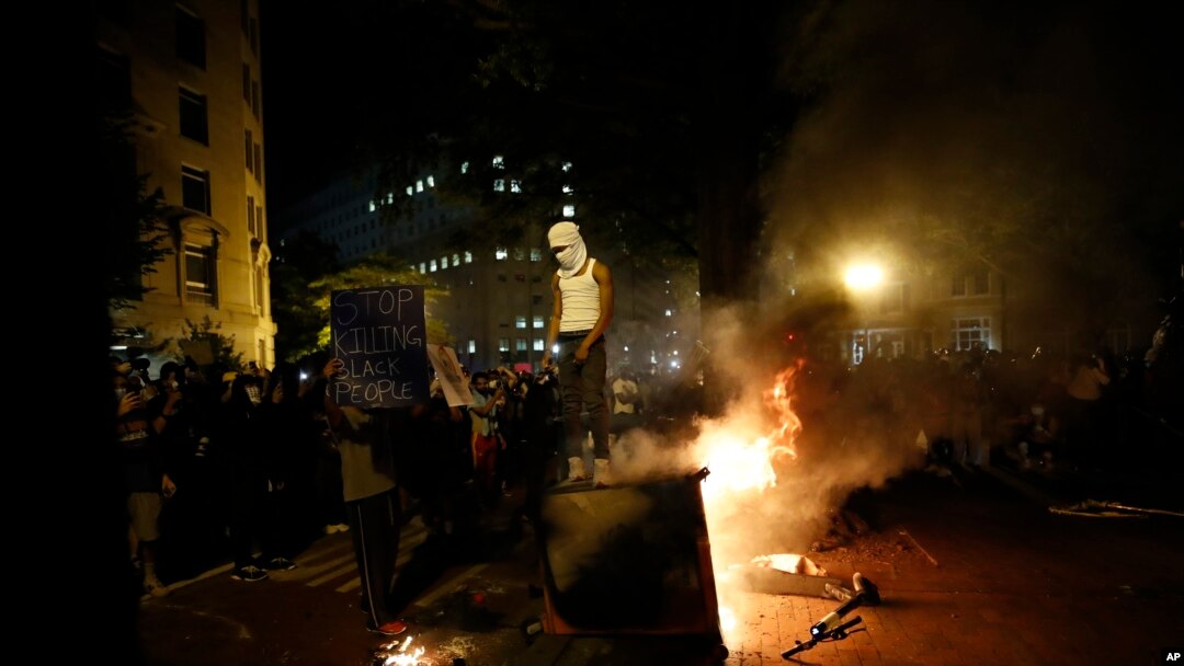 Demonstracije zbog smrti Džordža Flojda u blizini Bele kuće, 30. maja 2020. (Foto: AP)