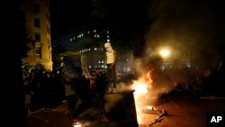 Demonstracije zbog smrti Džordža Flojda u blizini Bele kuće, 30. maja 2020. (Foto: AP)