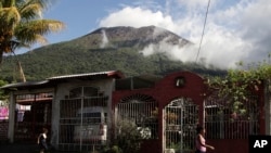 La gente recorre las calles de la localidad de Chinameca, en la ladera del volcán Chaparrastique, en El Salvador, el 28 de noviembre de 2022.