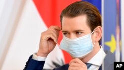Avstriya kansleri Sebastian Kurz Vyanada mətbuat konfransına zamanı qoruyucu maska taxaraq gəlib, 14 aprel, 2020.