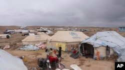 ډبلیو اېچ او وویل په افغانستان کې 23.7 مېلین خلک صفا اوبو او د صفای دنظام ته په بیړني ډول ضرورت لري. د 2024 د جنورۍ د څلورمې نېټې په دې تصویر کې د افغانستان ګڼ شمېر زلزله ځپلي خلک په خیمو کې ژوند کوي