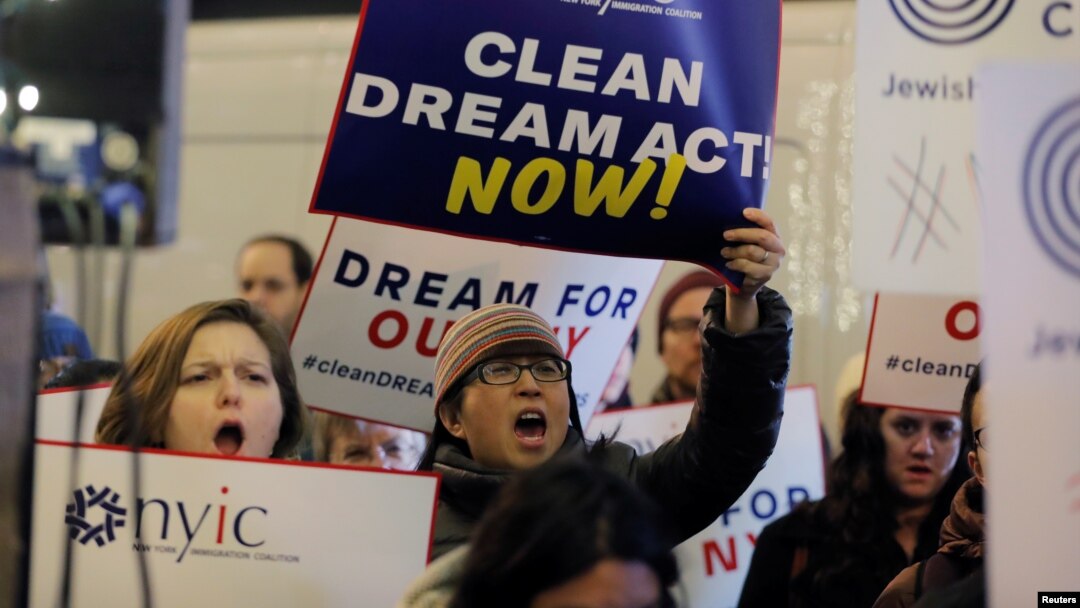 Para aktivis imigrasi dan pendukung program DACA melakukan unjuk rasa agar pemerintah melindungi imigran muda yang disebut "Dreamers" dalam aksi di New York, Rabu (10/1). 