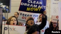 Activistas piden protección para los "dreamers" en una manifestación frente a las oficinas del senador Chuck Schumer en Nueva York.