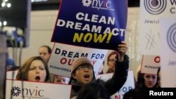 La decisión del juez distrital de Brooklyn, Nicholas Garaufis, mantiene el amparo a los protegidos de DACA, pero no permite nuevos registros, ni permite viajes al exterior a los beneficiarios del programa.