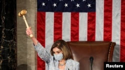  La presidenta de la Cámara de Representantes, Nancy Pelosi (D-CA), agita un mazo durante la primera sesión del 117 ° Congreso en la Cámara de la Cámara en el Capitolio de los Estados Unidos en Washington, DC, Estados Unidos, el 3 de enero de 2021.