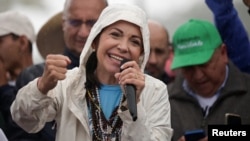 ARCHIVO - La líder opositora María Corina Machado participa en un mitin de campaña para las presidenciales, en Mérida, el 26 de junio de 2024.