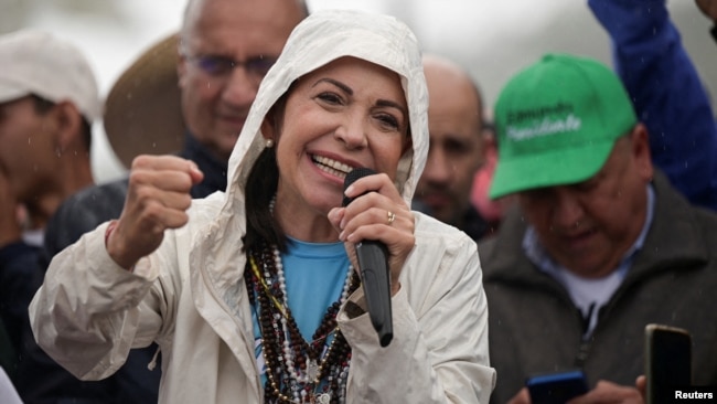 ARCHIVO - La dirigente opositora María Corina Machado habla a simpatizantes durante un mitin de campaña en Mérida, el 26 de junio de 2024.