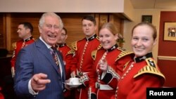 Pangeran Charles bersama Garda Wales di Barak Wellington, London, 11 November 2018.