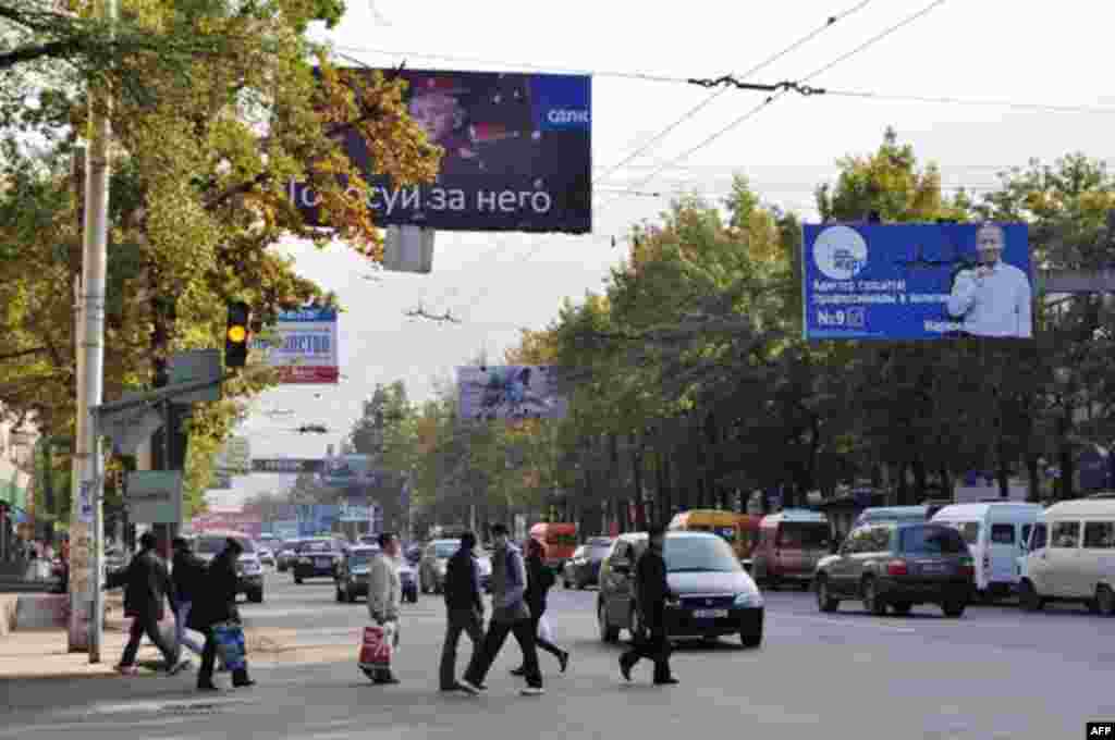 Политические плакаты, улица Бишкека