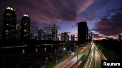 Kawasan bisnis Jakarta saat senja, 2 Mei 2019. (REUTERS/Willy Kurniawan) 