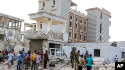 Petugas keamanan menginspeksi lokasi yang hancur akibat serangan di Hotel Elite, Mogadishu, Somalia, 17 Agustus 2020. 