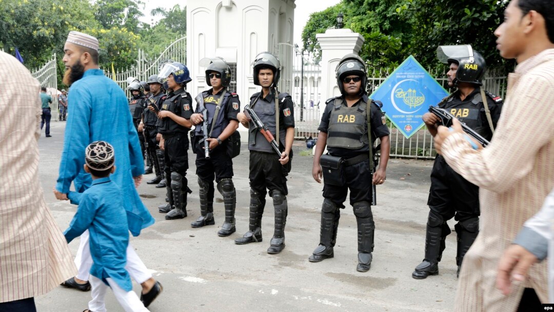 Lực lượng an ninh canh gác khi các tín đồ Hồi giáo đi tham dự lễ Eid tại thủ đô Dhaka, Bangladesh, ngày 7/7/2016.