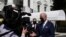 El presidente Joe Biden ofrece declaraciones a los periodistas a las afueras de la Casa Blanca antes de partir a Wilmington, Delaware, el 26 de marzo de 2021.